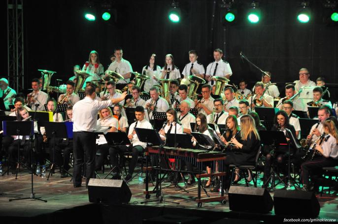 Stu muzyków na scenie