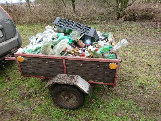 Śmiecenie i sprzątanie w lesie