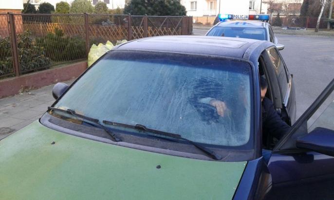 Policja apeluje – Zaśnieżony samochód i oszronione szyby