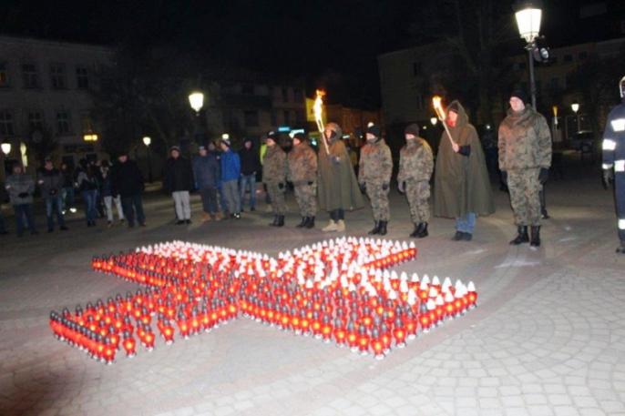 Zapłonął biało-czerwony krzyż