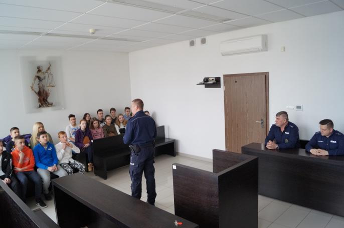 Młodzież w sądzie i komendzie policji