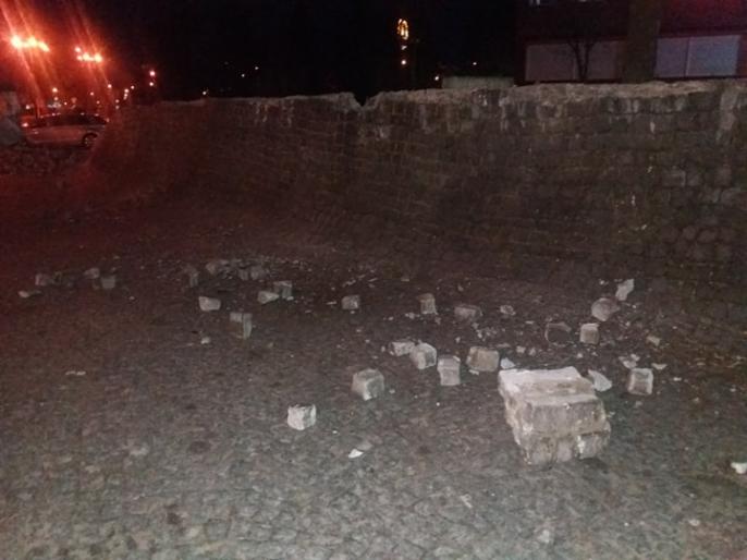 Był murek, będzie większy parking