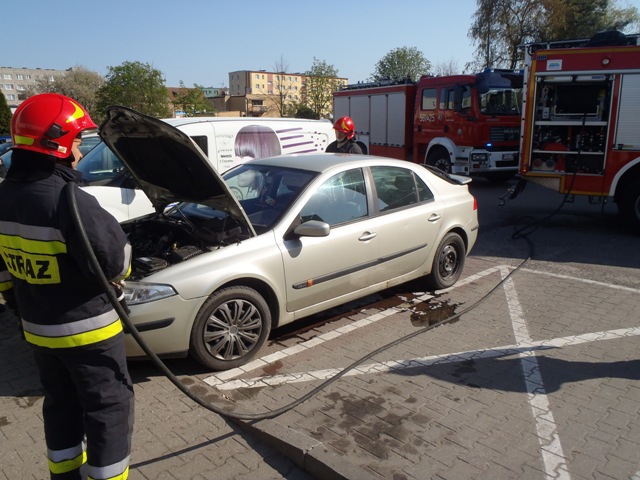 Pożar samochodu na osiedlu Niepodległości w Słupcy