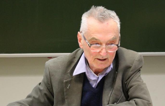 Prezydent Nowicki tłumaczy Profesorowi Zabłockiemu