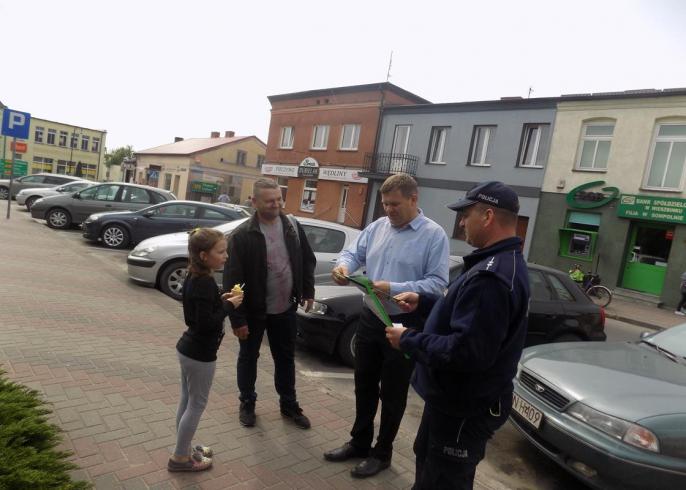 Policjanci z burmistrzem we wspólnym patrolu