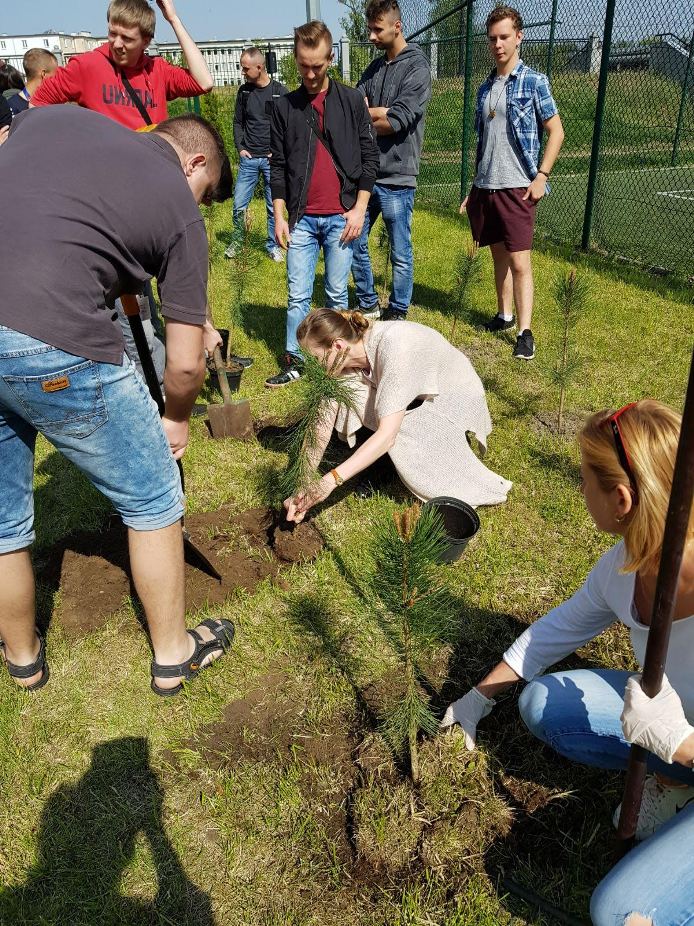 W ZS CKU znów dziś sadzili drzewa