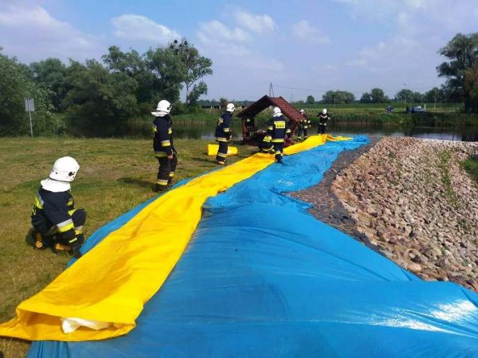 Ćwiczenia strażaków na Warcie w Pyzdrach