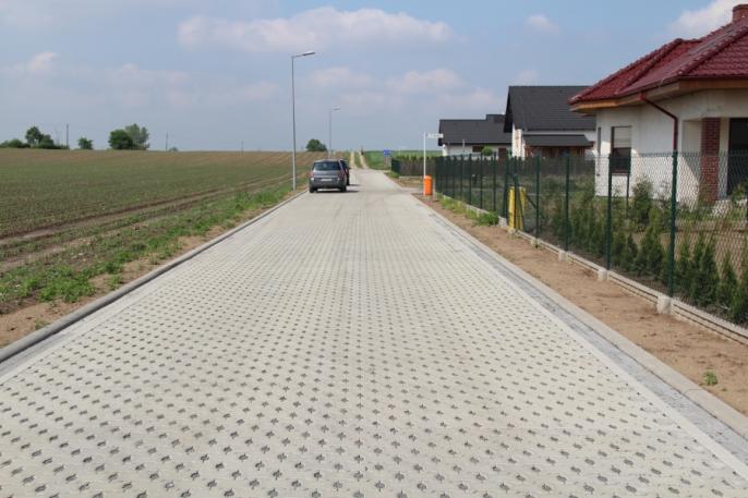 Ulica Osiedlowa w Witkowie z nową nawierzchnią