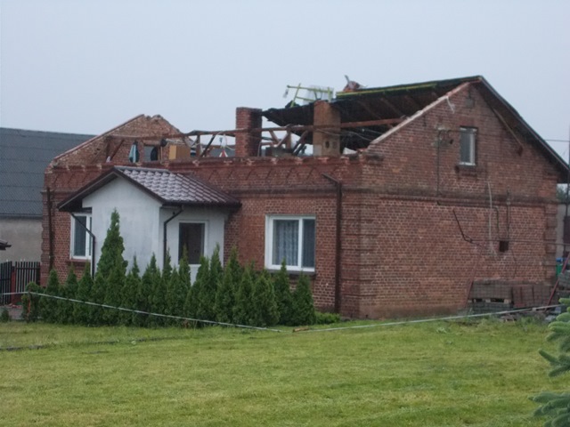 Wiatr zerwał dach