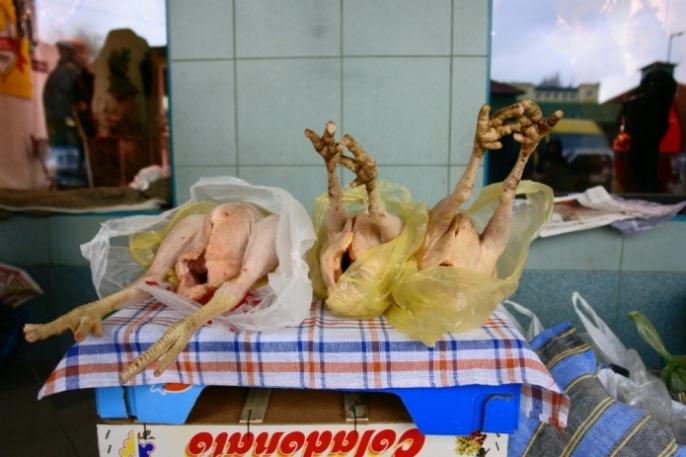 Foto – pstryk ! – Na bazarze w dzień targowy…