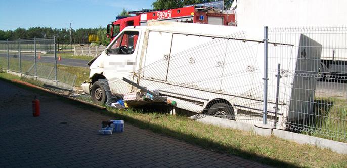 Samochód uderzył w ogrodzenie w Zagórowie