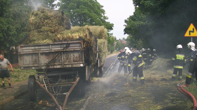 Pożar ciągnika z balotami siana