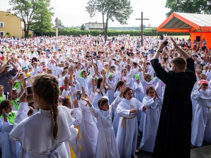 Świnice Warckie: Pielgrzymka dzieci pierwszokomunijnych