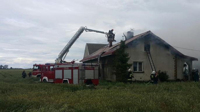 Spławie Kolonia: od kilku godzin strażacy walczą z pożarem domu i budynku gospodarczego