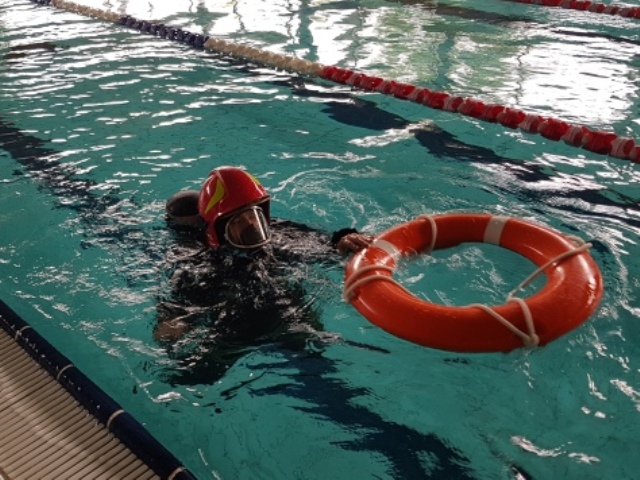 Strażacy na basenie