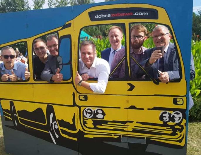 Foto – pstryk … – Wesoły autobus