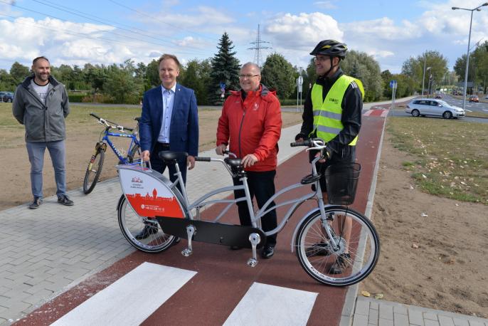 Foto – pstryk … – Trzeci biegnie ?