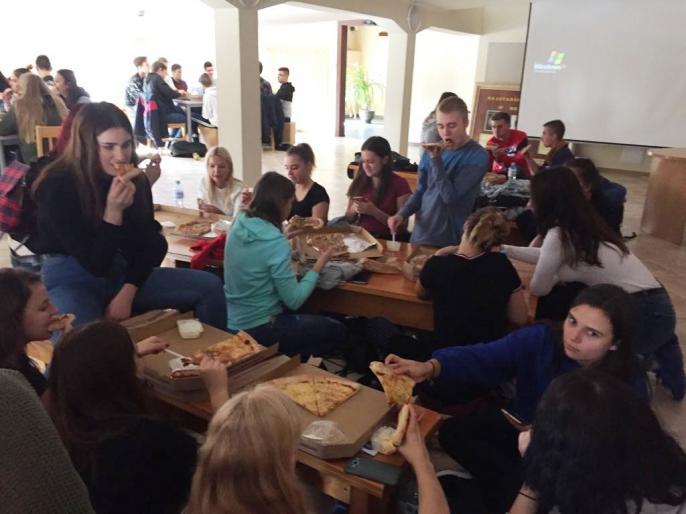 Młodzież z ZSGE w ruinach gosławickiego zamku…