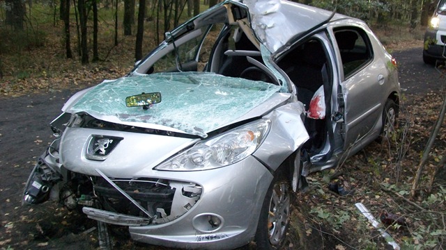 Wypadek samochodu osobowego w Osinach