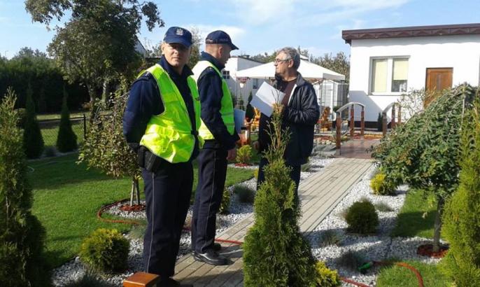 Policjanci sprawdzają zabezpieczenia altanek