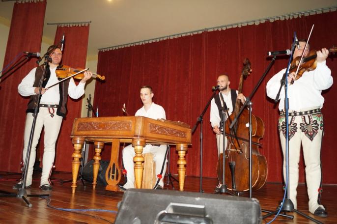 Góralska kapela i kremówki