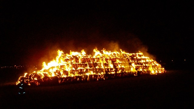 Dwa nocne pożary stogów