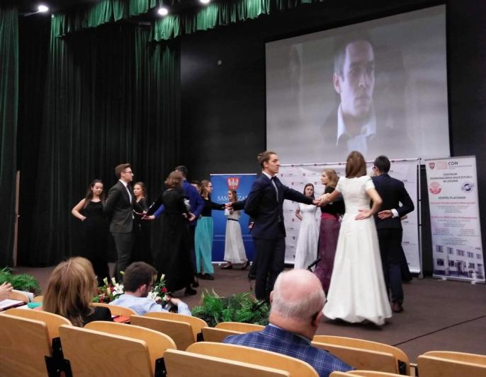 W czasach komórek i komputerów recytują Pana Tadeusza