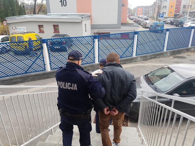 33-latek odpowie za usiłowanie rozboju, włamanie, uszkodzenie ciała i groźby