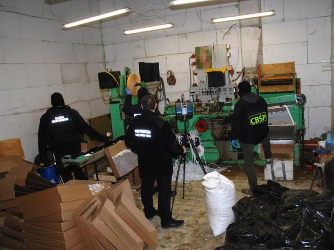 Funkcjonariusze zlikwidowali nielegalną fabrykę papierosów