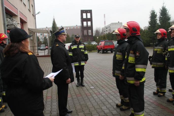 Uroczysta zmiana służby z okazji przedterminowego nadania wyższych stopni służbowych.
