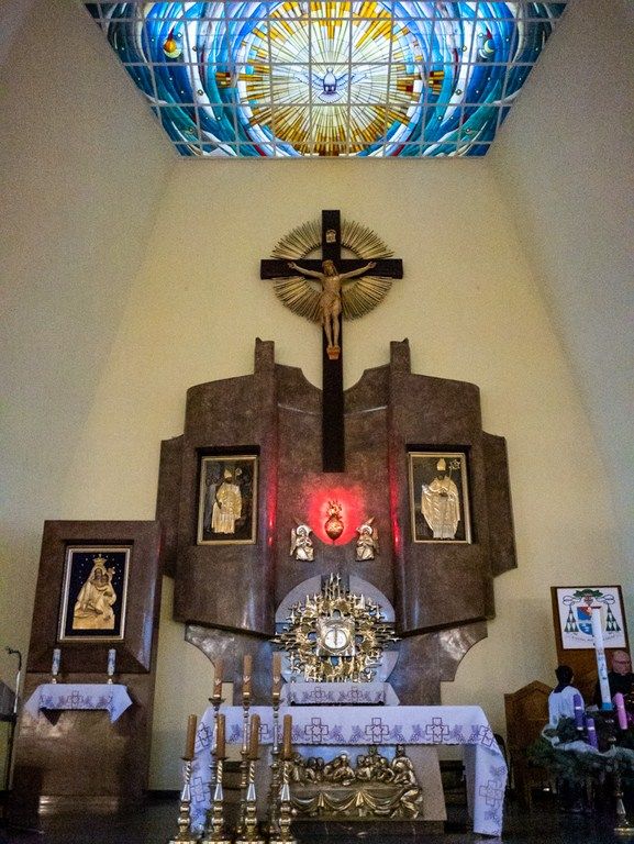 Biskup Włocławski konsekrował ołtarz i poświęcił nowy witraż