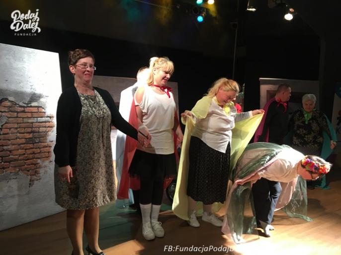 Teatralni z PODAJ DALEJ