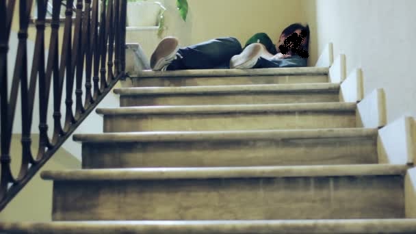 Włamał się do kiosku i… zasnął w klatce schodowej