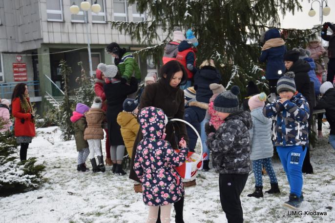 Ubieranie choinki przed Urzędem Miasta i Gminy w Kłodawie.