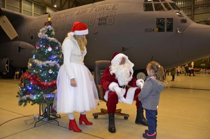 Święty Mikołaj na lotnisku w Powidzu