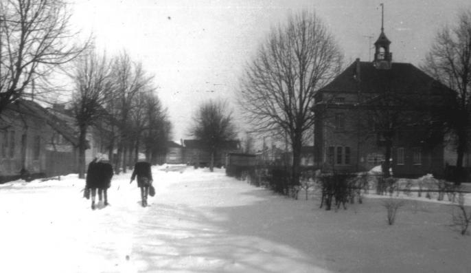 Zima w Lądku – Przed starą strażnicą OSP