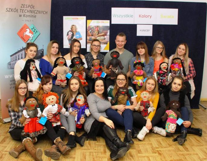 Młodzież z ZST uszyła lalki dla UNICEF