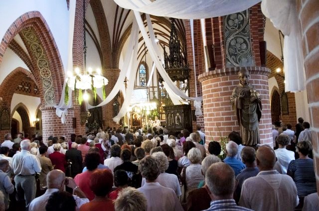 Wzrosła liczba chodzących do kościoła