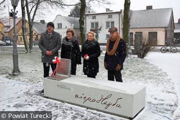 Ławka Niepodległości stanęła w centrum Władysławowa