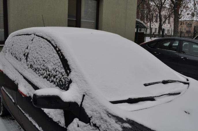 ODŚNIEŻ SZYBY. PAMIĘTAJ O BEZPIECZEŃSTWIE