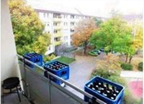 Foto – pstryk. Silny wiatr – zabezpiecz skrzynki na balkonie