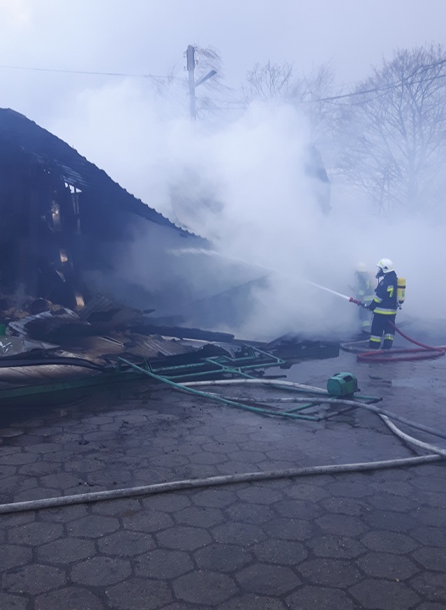 Nocny pożar suszarni do drewna w miejscowości Długa Wieś gm. Dobra