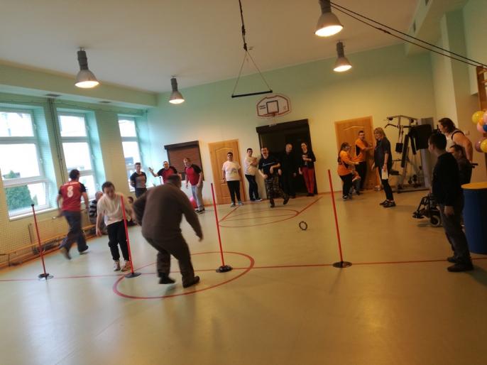 Zabawa i integracja na sportowo w DPS w Ślesinie
