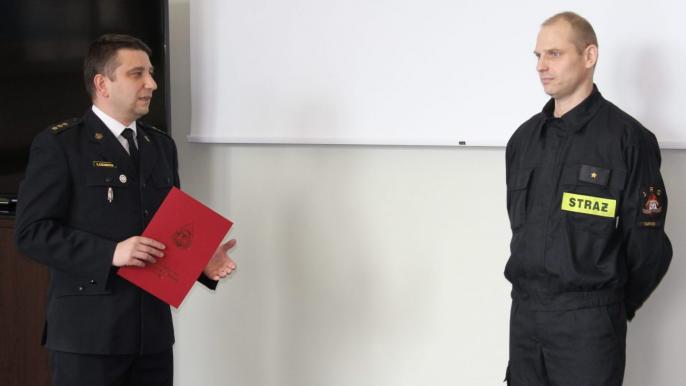 Nagroda Komendanta Powiatowego PSP w Turku dla asp. Andrzeja Nowinowskiego za osiągnięcia sportowe