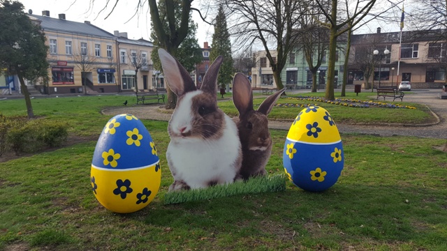 Wielkanoc coraz bliżej – Na słupeckim rynku pojawiły się zajączki