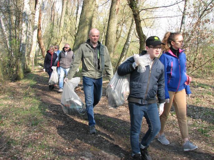 Wędkarze sprzątają