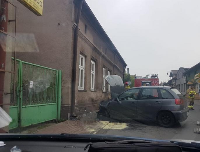 Nietrzeźwa kobieta uderzyła samochodem w dom