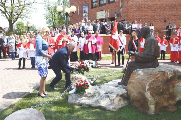 Bp Gębicki poświęcił pomnik św. Jana Pawła II