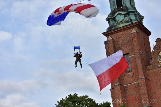 Skoki spadochronowe na 100-lecie Policji