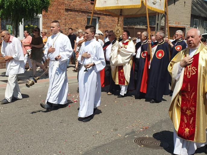 Pyzdry . Żar lał się z nieba. Wierni dopisali